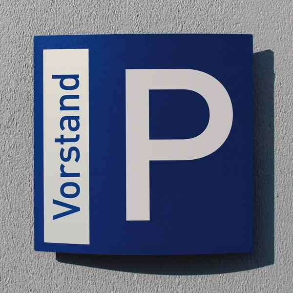 Parkplatzschild Pacific gewölbt, blau /weiß mit max. 10 Zeichen Text nach Wahl